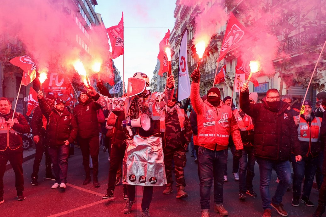 French Protesters Storm BlackRock Headquarters In Paris In Rejection Of Pension Reforms!